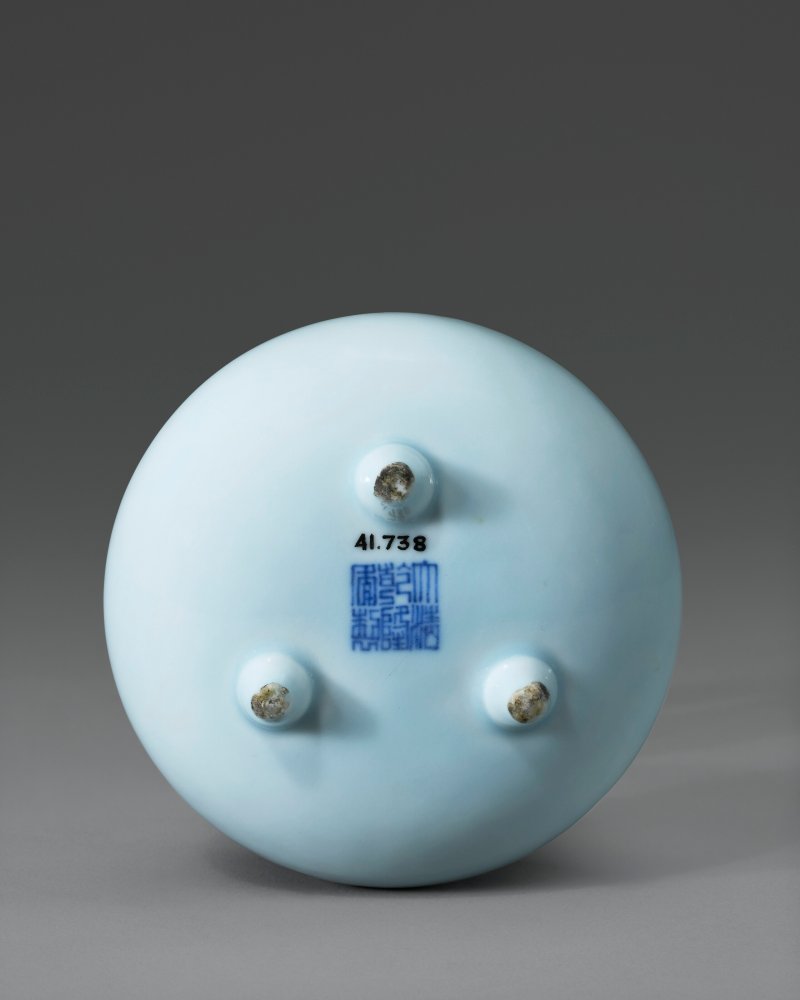 清乾隆 天藍釉小蒜頭三足瓶 六字篆書款  QIANLONG SEAL MARK IN UNDERGLAZE BLUE AND OF THE PERIOD (1736-1795) - 图3