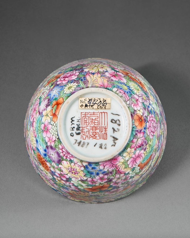 清嘉慶 粉彩百花不落地紋盃 礬紅六字篆書款  JIAQING SEAL MARK IN IRON-RED AND OF THE PERIOD (1796-1820) - 图4