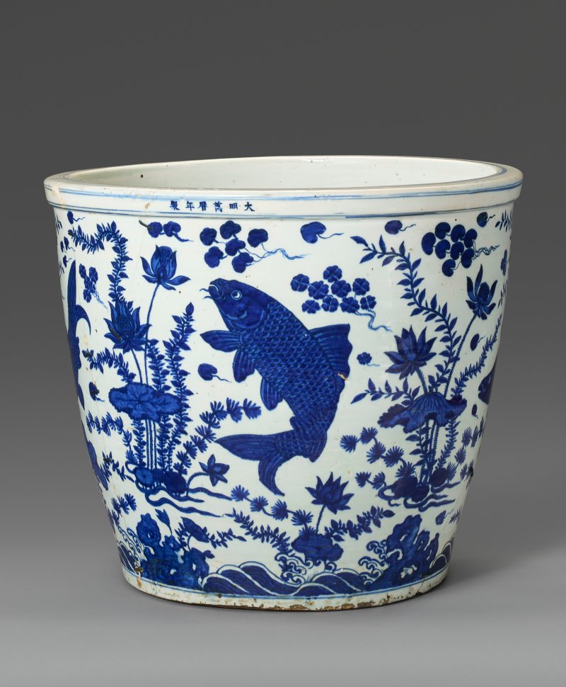 明萬曆 青花魚藻紋大缸 單行六字款  WANLI SIX-CHARACTER MARK IN UNDERGLAZE BLUE IN A LINE AND OF THE PERIOD (1573-1619) - 图1