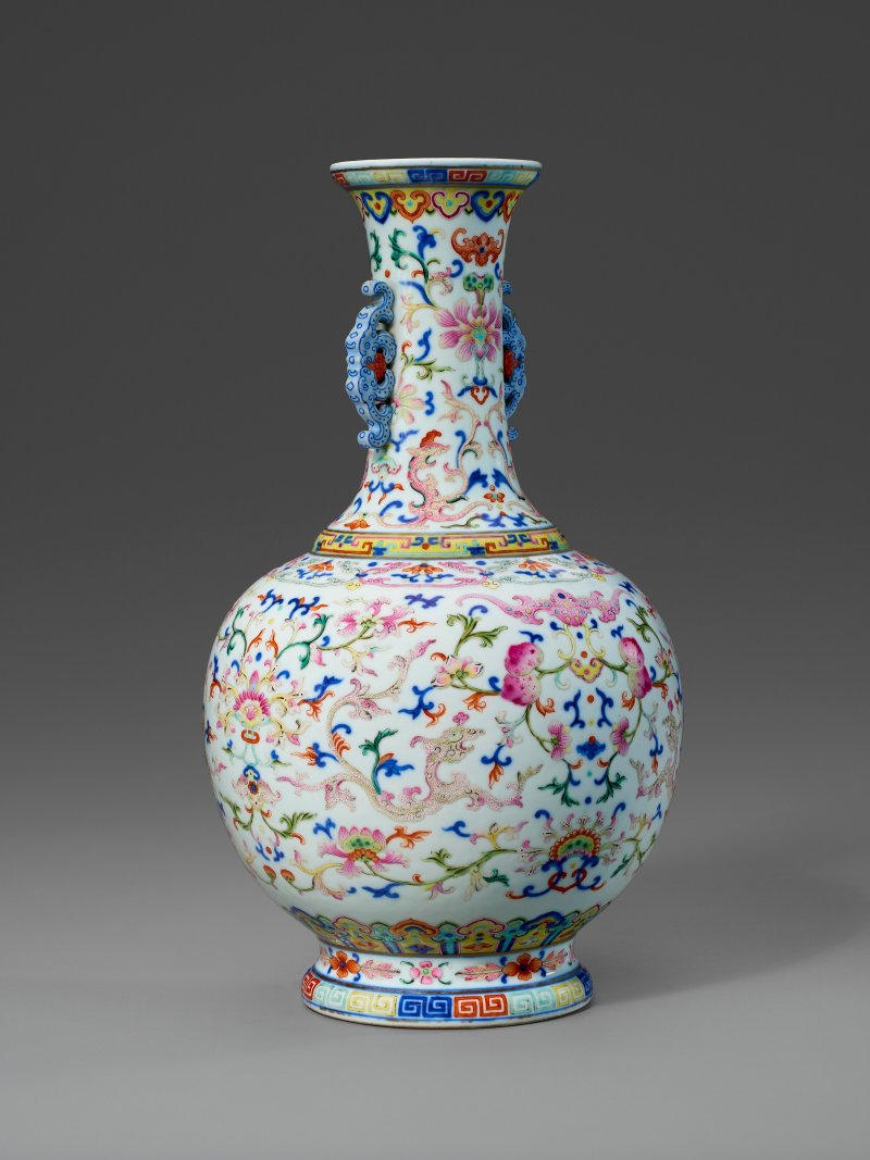 清乾隆 青花粉彩螭龍蕃蓮紋雙耳瓶 六字篆書款  QIANLONG SEAL MARK IN UNDERGLAZE BLUE AND OF THE PERIOD (1736-1795) - 图3