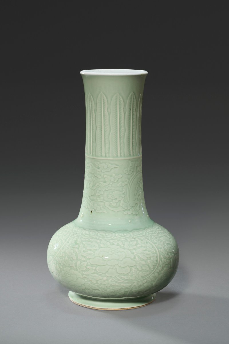 清康熙 冬青釉刻螭龍紋長頸瓶  KANGXI PERIOD (1662-1722)