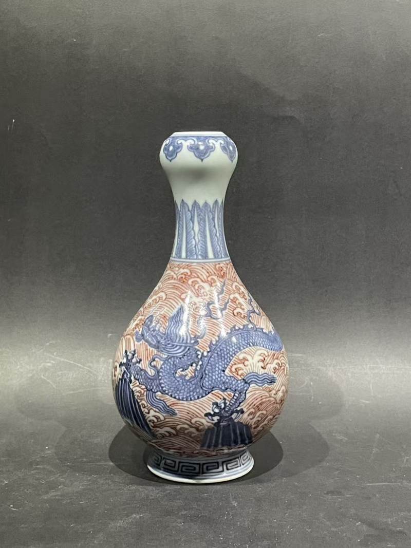青花釉里红海水龙纹蒜头瓶 - 图1