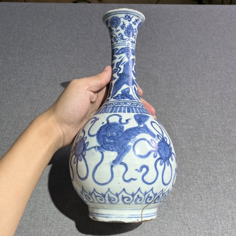 明晚期青花狮子赏瓶 - 图4