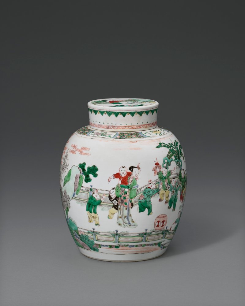 清康熙 五彩仕女嬰戲圖蓋罐  KANGXI PERIOD (1662-1722)