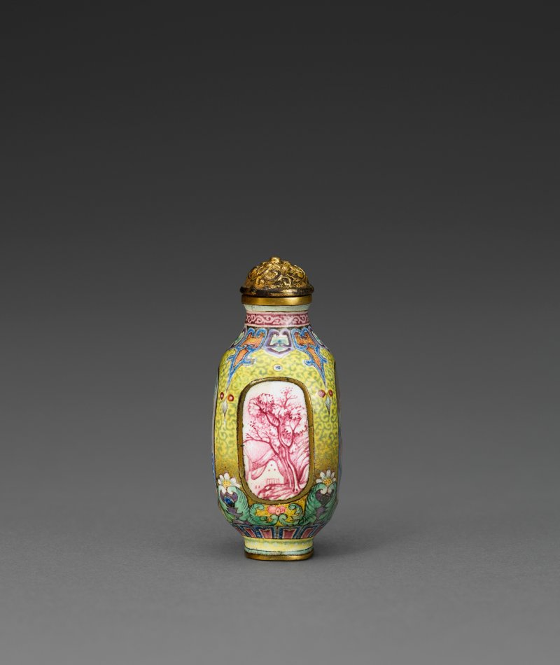 清乾隆 御製銅胎畫琺瑯西洋人物鼻煙壺 四字藍料款  IMPERIAL, PALACE WORKSHOPS, BEIJING, QIANLONG FOUR-CHARACTER MARK IN BLUE ENAMEL AND OF THE PERIOD, 1736-1780 - 图2