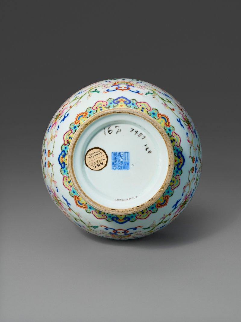 清乾隆 青花粉彩螭龍蕃蓮紋雙耳瓶 六字篆書款  QIANLONG SEAL MARK IN UNDERGLAZE BLUE AND OF THE PERIOD (1736-1795) - 图4