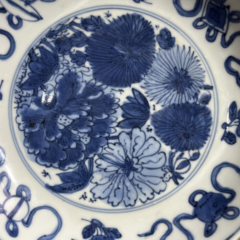 明晚期青花八宝纹盘 - 图5