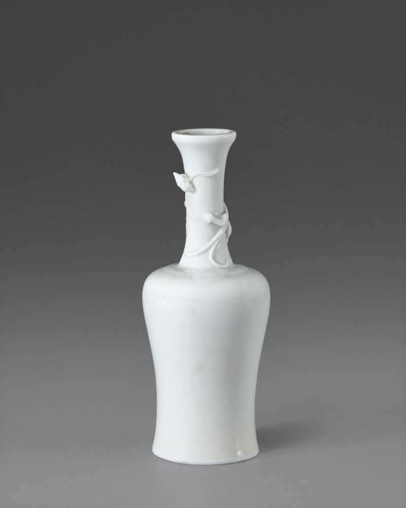 十七世紀 德化白瓷貼螭龍搖鈴尊  17TH CENTURY
