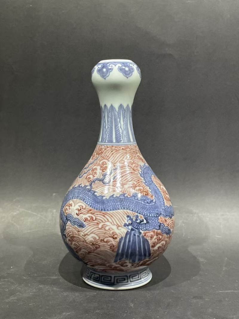 青花釉里红海水龙纹蒜头瓶 - 图2