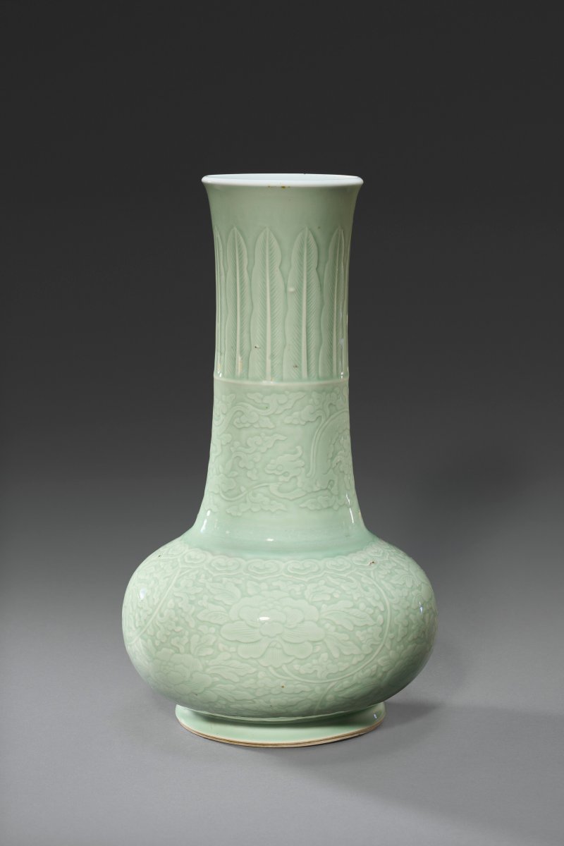 清康熙 冬青釉刻螭龍紋長頸瓶  KANGXI PERIOD (1662-1722) - 图2