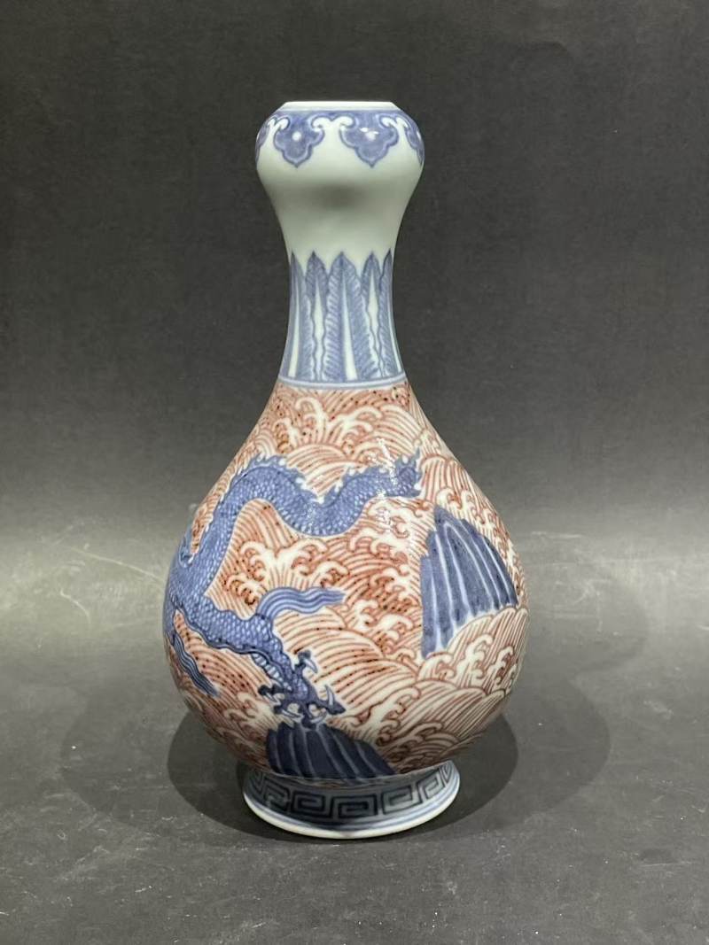青花釉里红海水龙纹蒜头瓶 - 图3