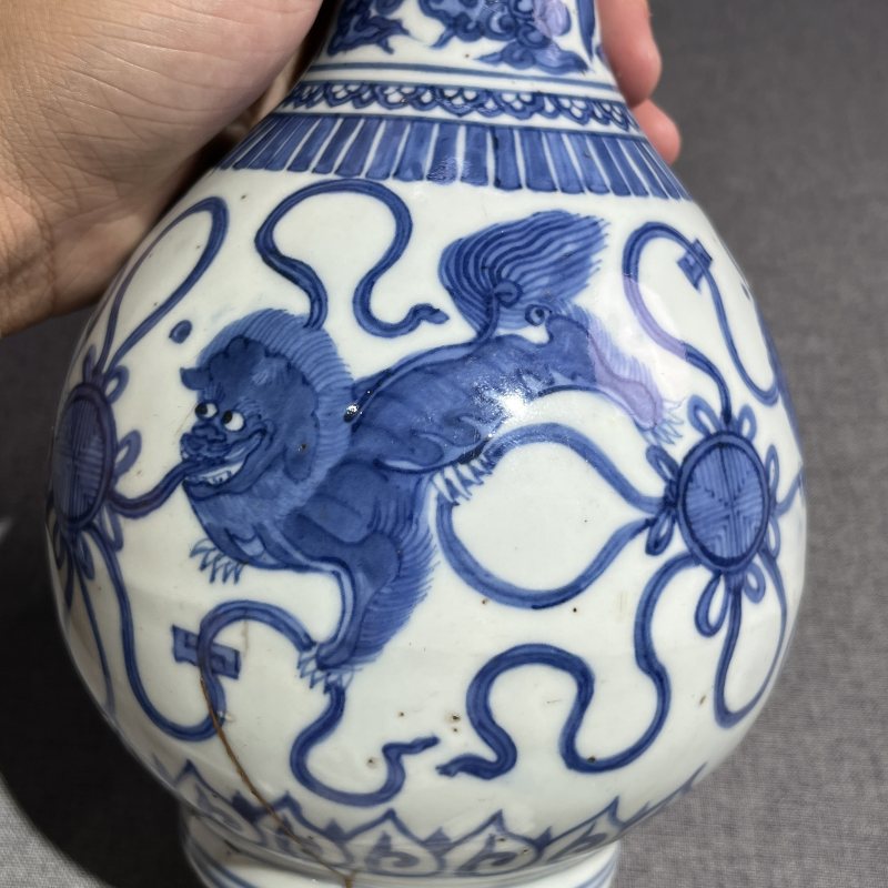 明晚期青花狮子赏瓶 - 图6