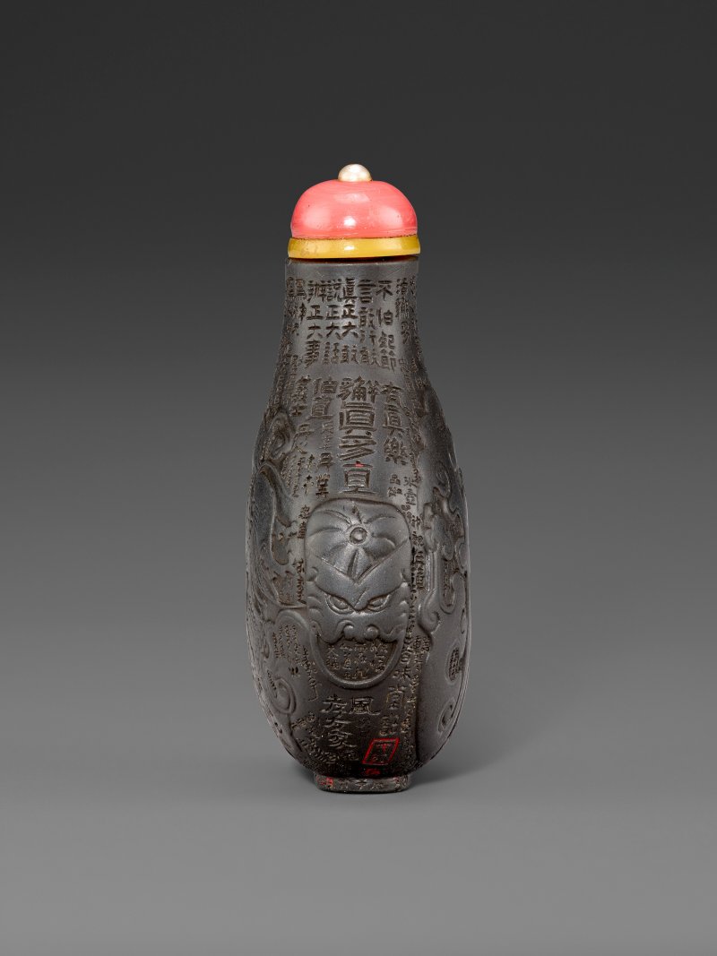 1736-1814年 或為御製 端石雕雙龍戲珠詩文鼻煙壺  BOTTLE: PROBABLY IMPERIAL, ATTRIBUTED TO GUANGDONG PROVINCE AND PROBABLY FROM A WORKSHOP IN GUANGZHOU, 1736-1814; INSCRIPTIONS: SHOUJING, HALL OF SPRING FLAVOR, 1736-1830 - 图4