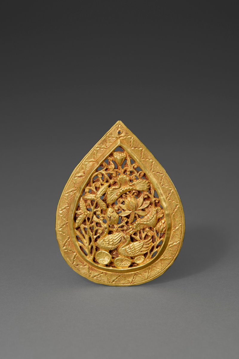 宋/元 滿池嬌紋金帔墜  SONG-YUAN DYNASTY (AD 960-1368) - 图1