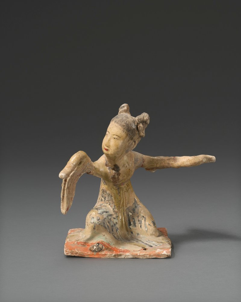唐 灰釉加彩樂舞俑一組八件  TANG DYNASTY (AD 618-907) - 图2