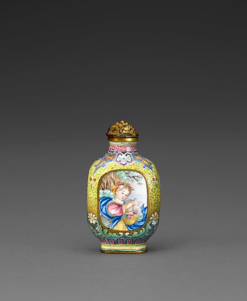 清乾隆 御製銅胎畫琺瑯西洋人物鼻煙壺 四字藍料款  IMPERIAL, PALACE WORKSHOPS, BEIJING, QIANLONG FOUR-CHARACTER MARK IN BLUE ENAMEL AND OF THE PERIOD, 1736-1780 - 图3
