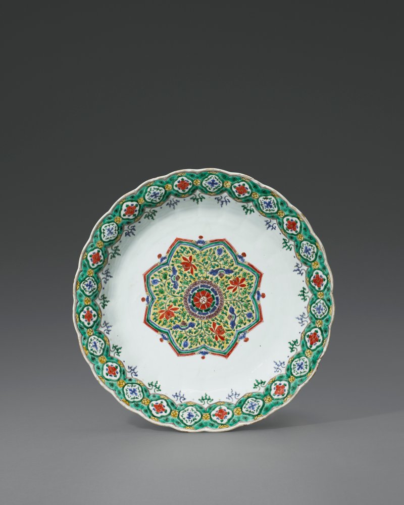 清康熙 五彩團花紋盤  KANGXI PERIOD (1662-1722)