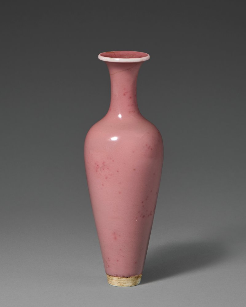 清康熙 豇豆紅釉柳葉尊 六字楷書款  KANGXI SIX-CHARACTER MARK IN UNDERGLAZE BLUE AND OF THE PERIOD (1662-1722)