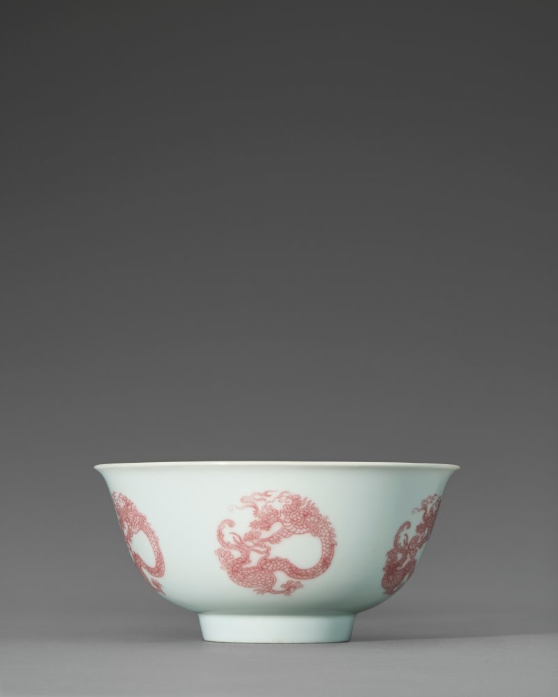 清康熙 釉裏紅團龍紋盌 雙圈六字楷書款  KANGXI SIX-CHARACTER MARK IN UNDERGLAZE BLUE WITHIN A DOUBLE CIRCLE AND OF THE PERIOD (1662-1722)