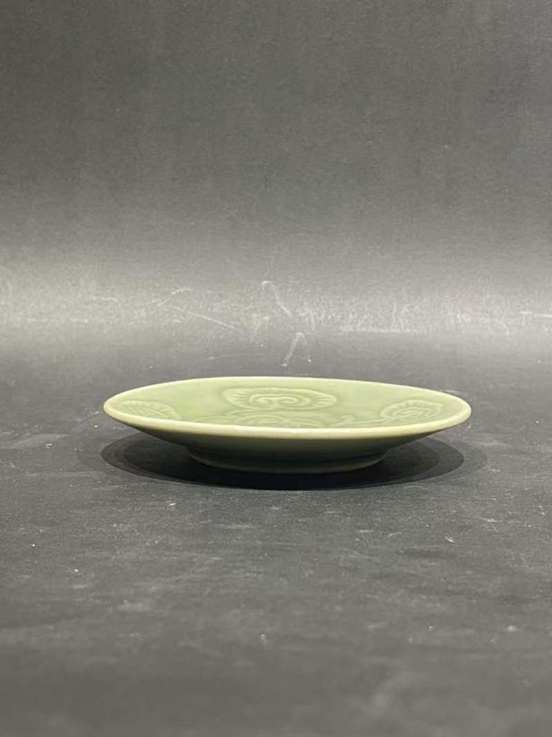 清乾隆豆青釉暗刻灵芝纹盘 - 图2