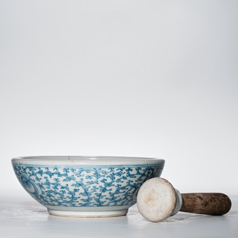清中期 青花缠枝花卉纹药钵，药杵一组 - 图1
