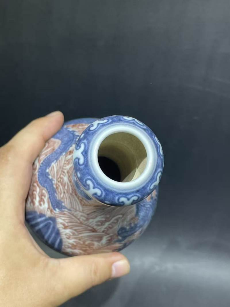 青花釉里红海水龙纹蒜头瓶 - 图5
