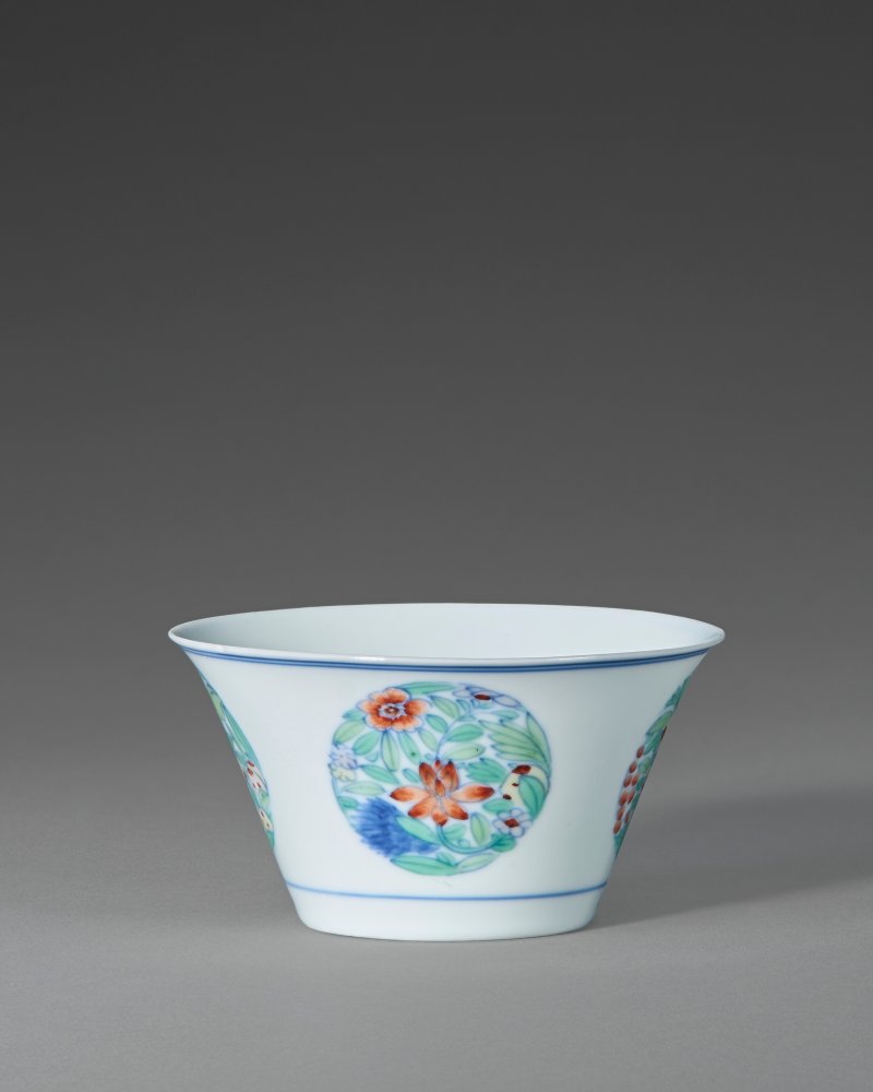 清康熙/雍正 鬥彩團花紋馬蹄盃  KANGXI-YONGZHENG PERIOD (1662-1735)