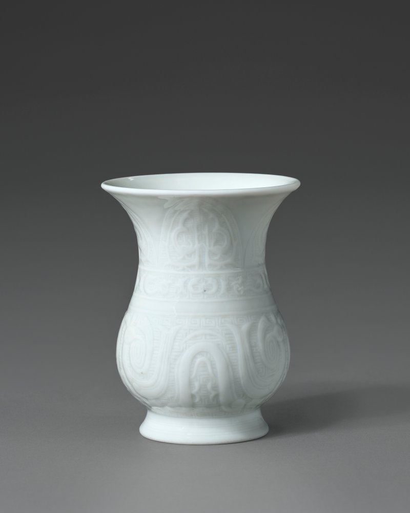 清十八世紀 白釉印仿古紋小尊  18TH CENTURY