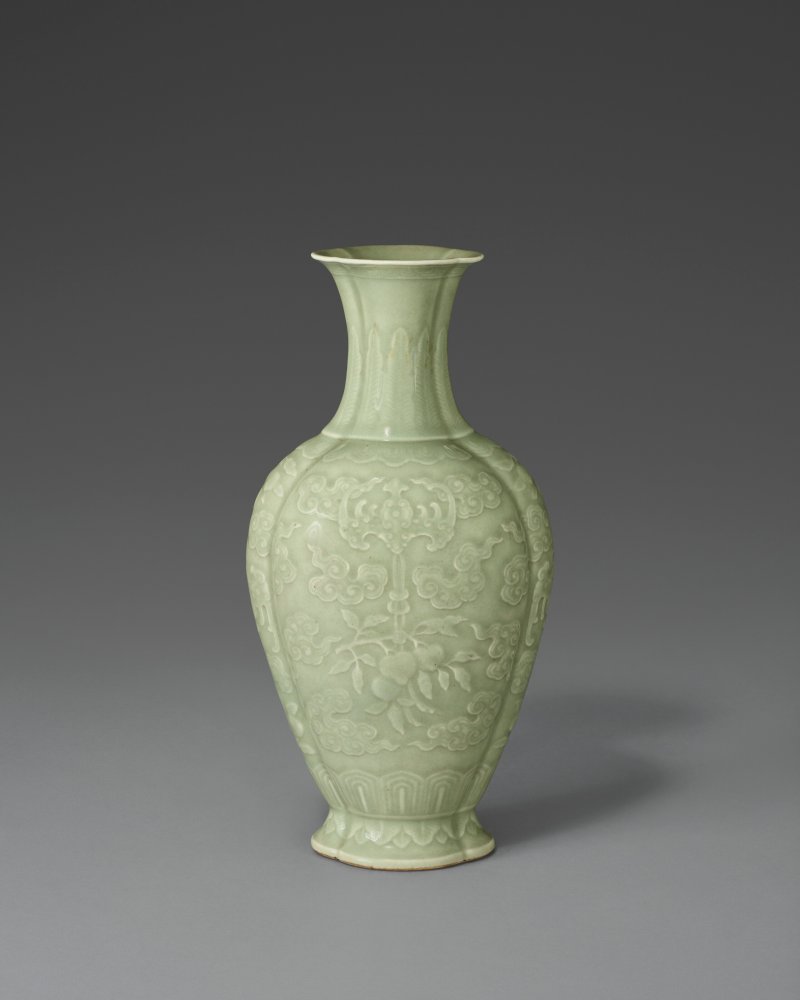 清乾隆 青釉刻花模印福壽紋瓜棱瓶 六字篆書印款  QIANLONG IMPRESSED SEAL MARK AND OF THE PERIOD (1736-1795) - 图2