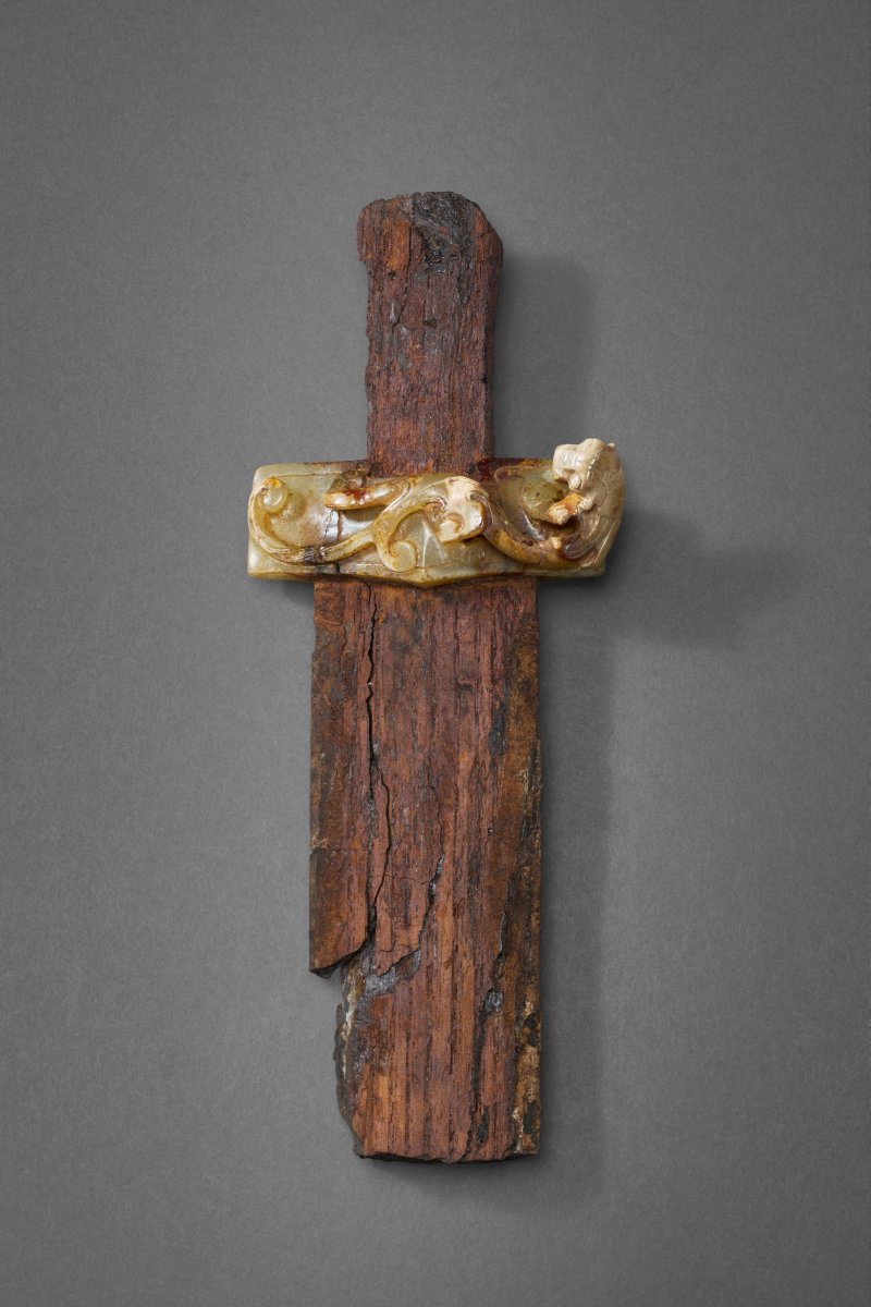 西漢 公元前二至一世紀 玉雕螭龍紋劍格及鐵劍(殘)  WESTERN HAN DYNASTY, 2ND-1ST CENTURY BC