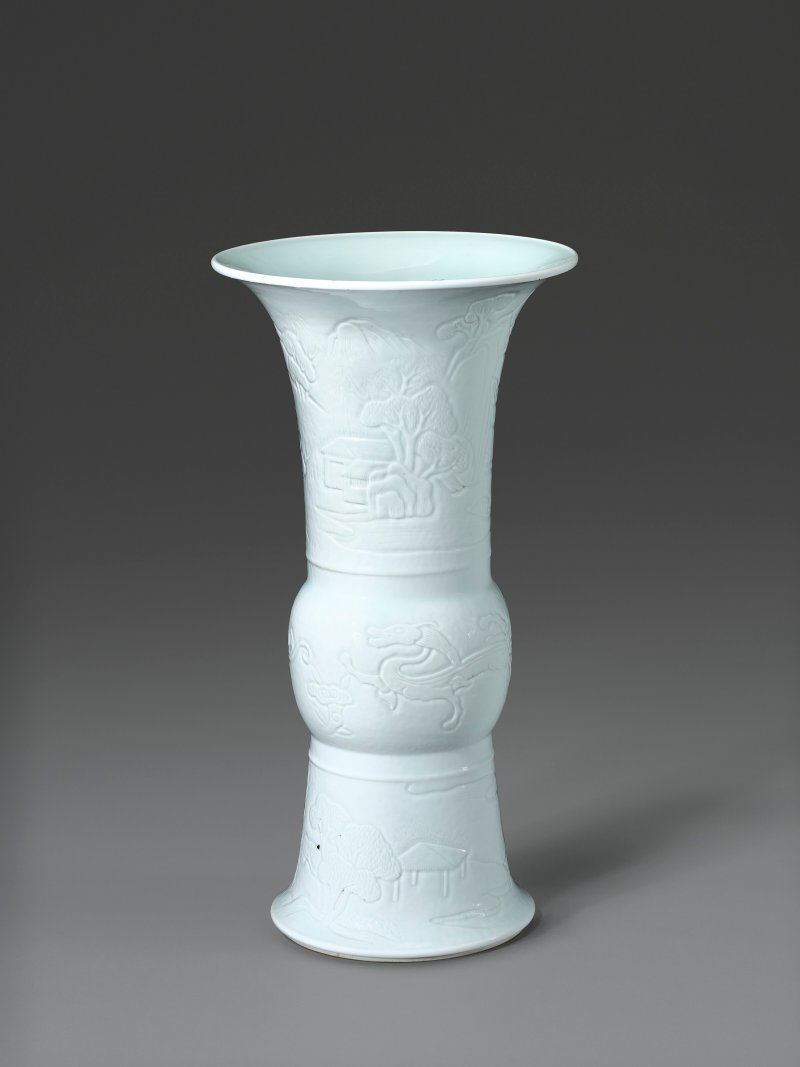 清康熙 白釉刻仿古龍紋觚式瓶 六字楷書款  KANGXI SIX-CHARACTER MARK IN UNDERGLAZE BLUE AND OF THE PERIOD (1662-1722) - 图2