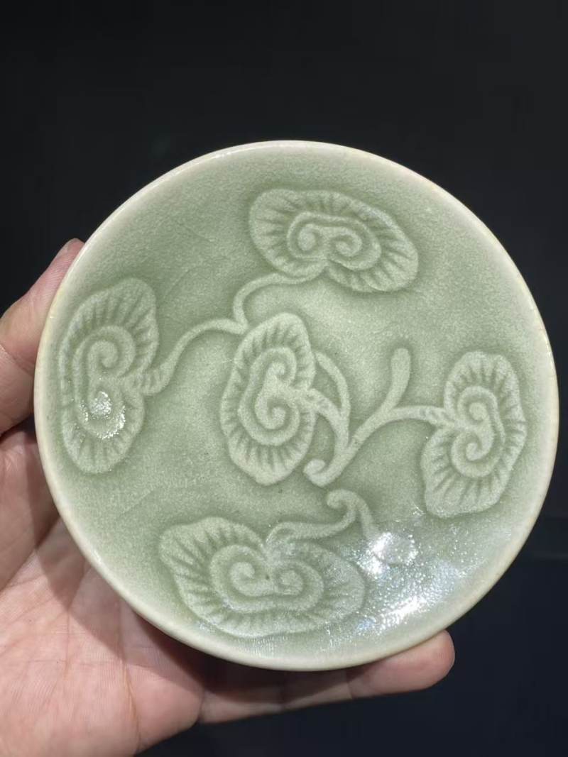 清乾隆豆青釉暗刻灵芝纹盘 - 图3