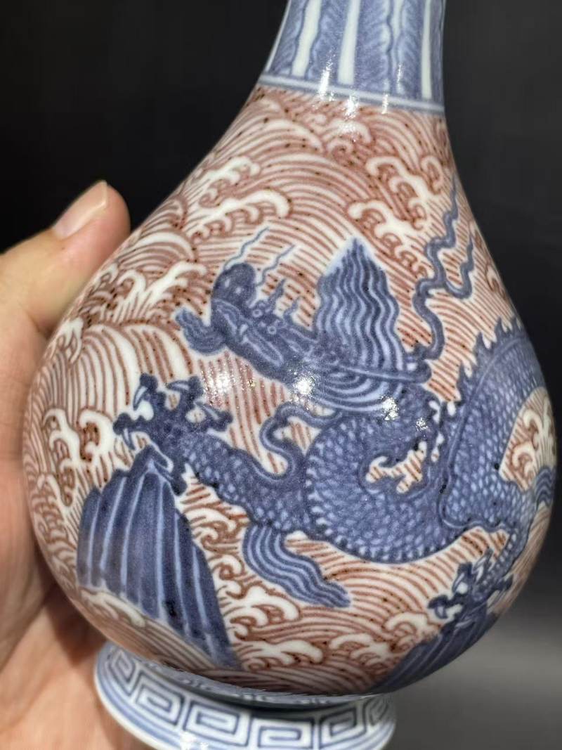 青花釉里红海水龙纹蒜头瓶 - 图6