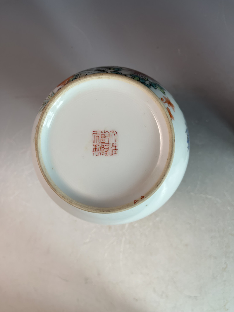 粉彩安居乐业图双狮耳灯笼瓶 - 图8
