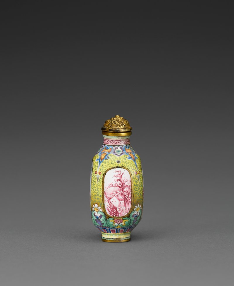 清乾隆 御製銅胎畫琺瑯西洋人物鼻煙壺 四字藍料款  IMPERIAL, PALACE WORKSHOPS, BEIJING, QIANLONG FOUR-CHARACTER MARK IN BLUE ENAMEL AND OF THE PERIOD, 1736-1780 - 图4