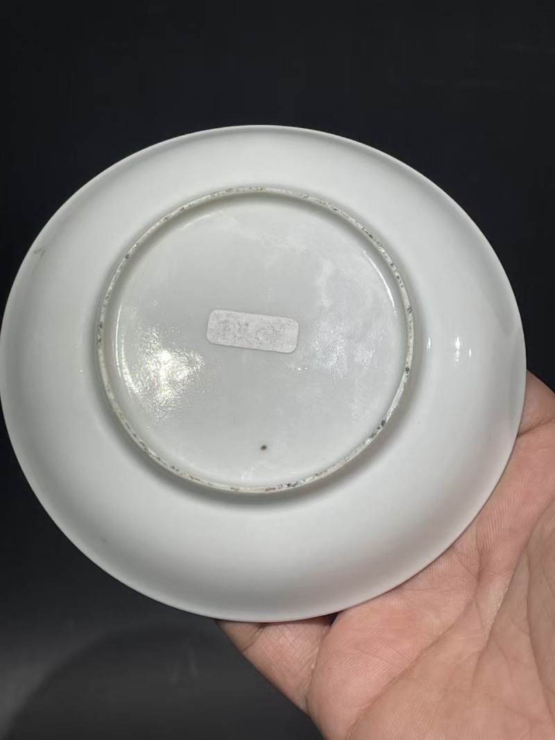清乾隆广彩人物纹杯碟一套 - 图10