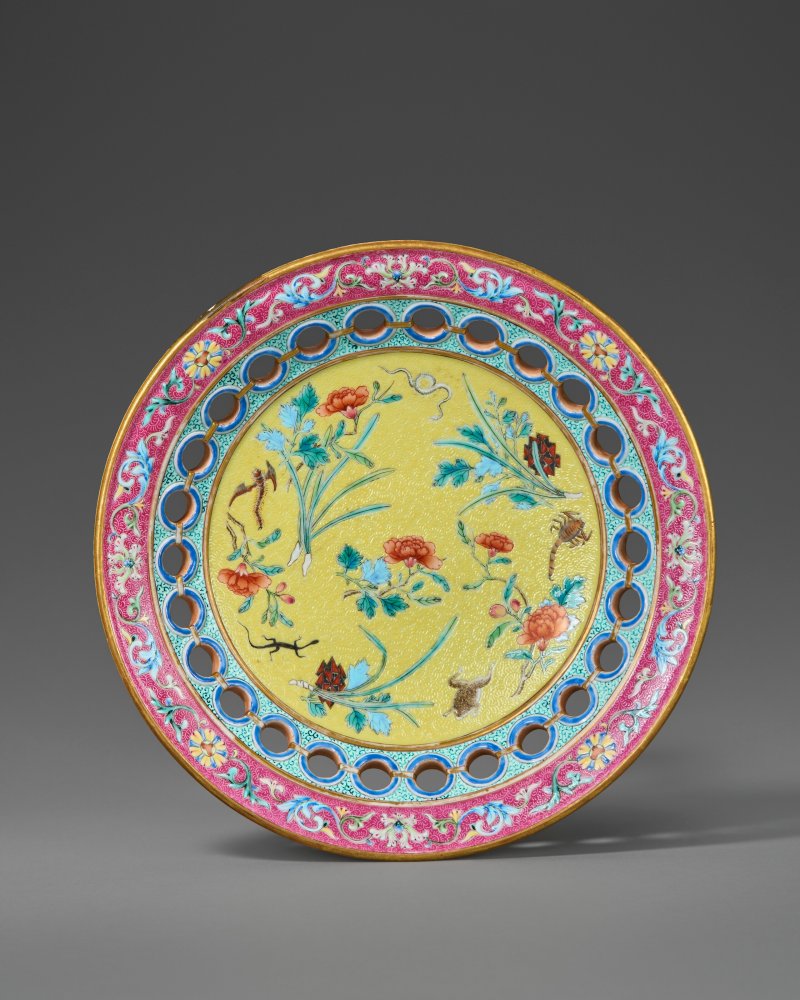 清乾隆 粉彩鏤空五毒紋盤 六字篆書款  QIANLONG SEAL MARK IN UNDERGLAZE BLUE AND OF THE PERIOD (1736-1795)