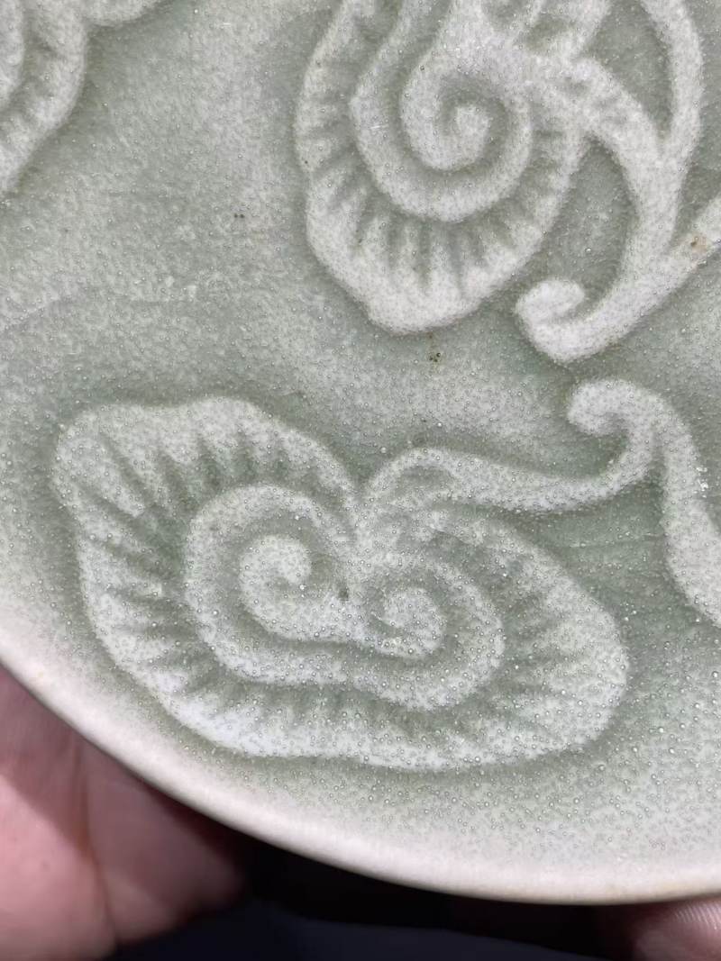 清乾隆豆青釉暗刻灵芝纹盘 - 图4