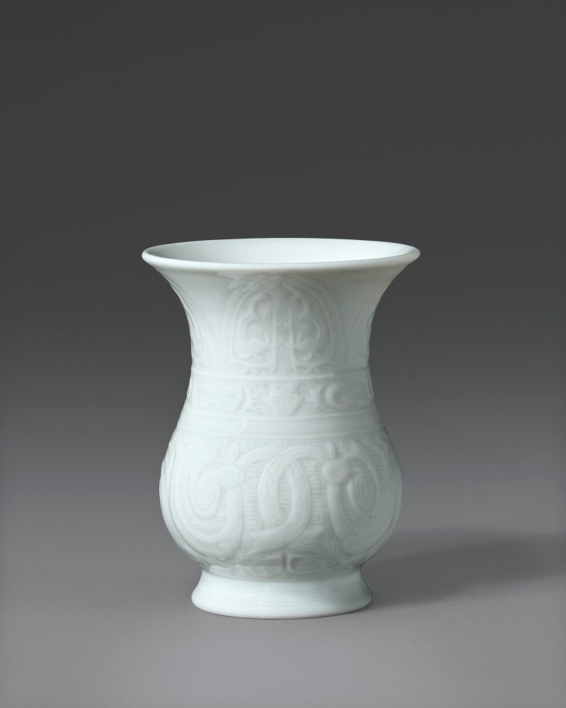 清十八世紀 白釉印仿古紋小尊  18TH CENTURY - 图2