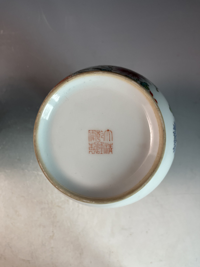 粉彩安居乐业图双狮耳灯笼瓶 - 图9
