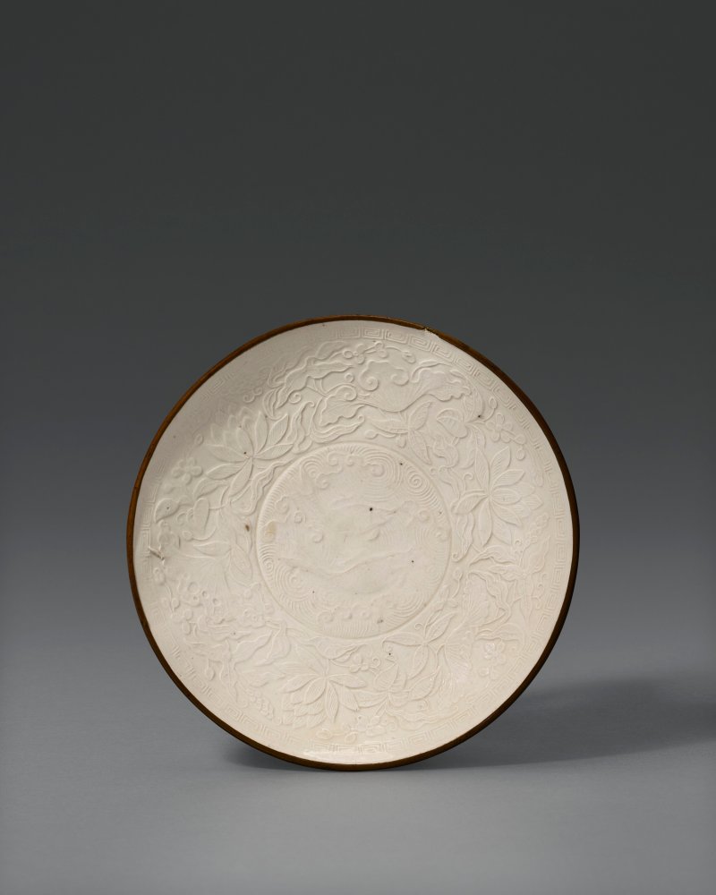 北宋/金 定窯白釉印雙魚紋小盤  NORTHERN SONG-JIN DYNASTY (AD 960-1234)