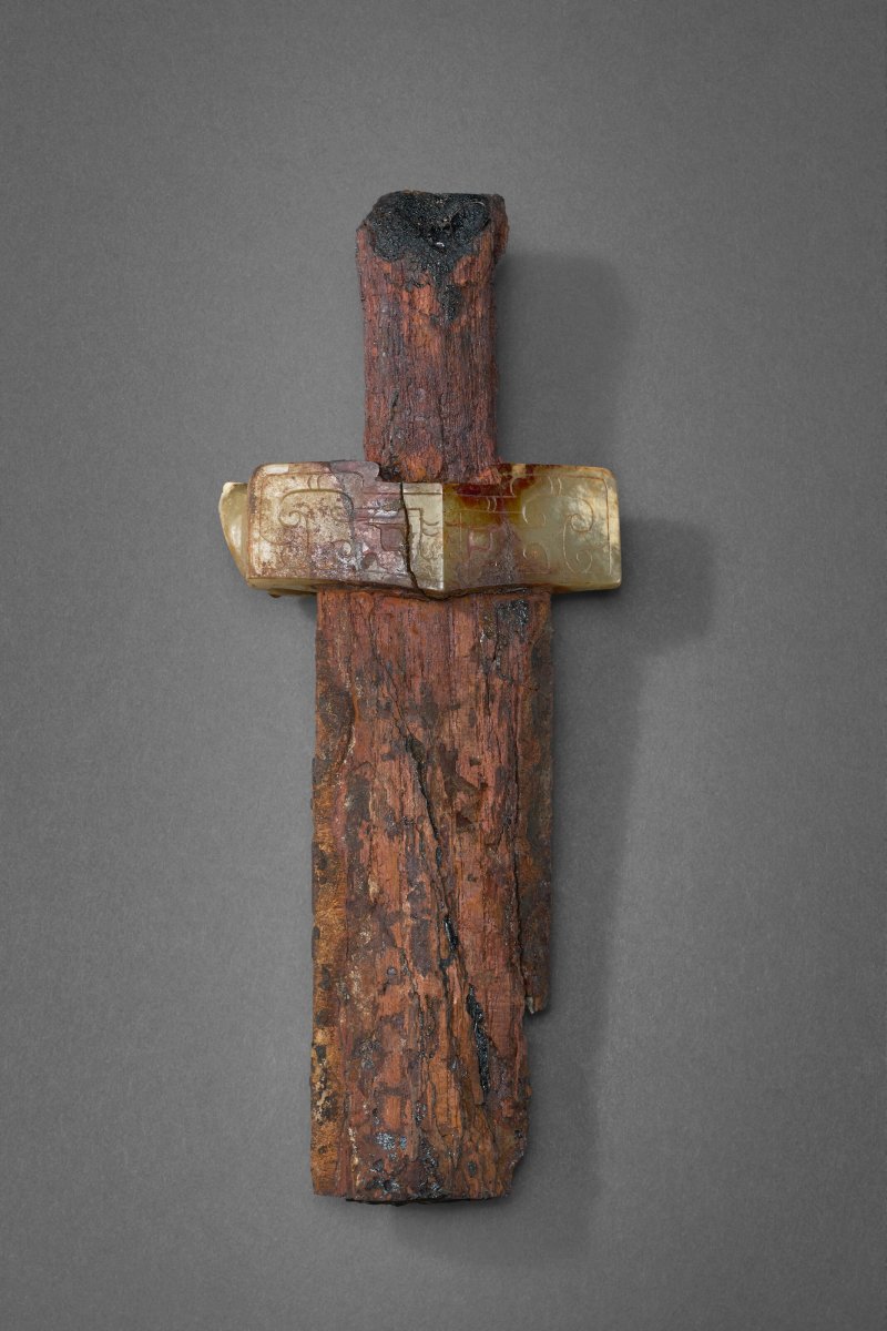 西漢 公元前二至一世紀 玉雕螭龍紋劍格及鐵劍(殘)  WESTERN HAN DYNASTY, 2ND-1ST CENTURY BC - 图2