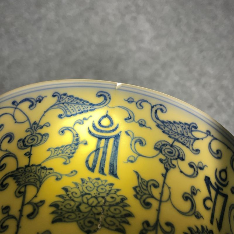 清乾隆 青花缠枝莲托梵文酥油灯 - 图15
