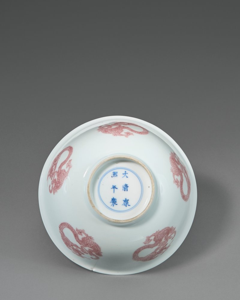 清康熙 釉裏紅團龍紋盌 雙圈六字楷書款  KANGXI SIX-CHARACTER MARK IN UNDERGLAZE BLUE WITHIN A DOUBLE CIRCLE AND OF THE PERIOD (1662-1722) - 图3