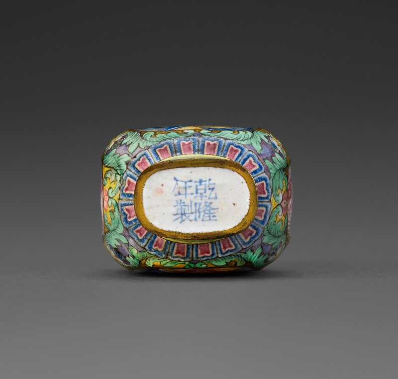 清乾隆 御製銅胎畫琺瑯西洋人物鼻煙壺 四字藍料款  IMPERIAL, PALACE WORKSHOPS, BEIJING, QIANLONG FOUR-CHARACTER MARK IN BLUE ENAMEL AND OF THE PERIOD, 1736-1780 - 图5
