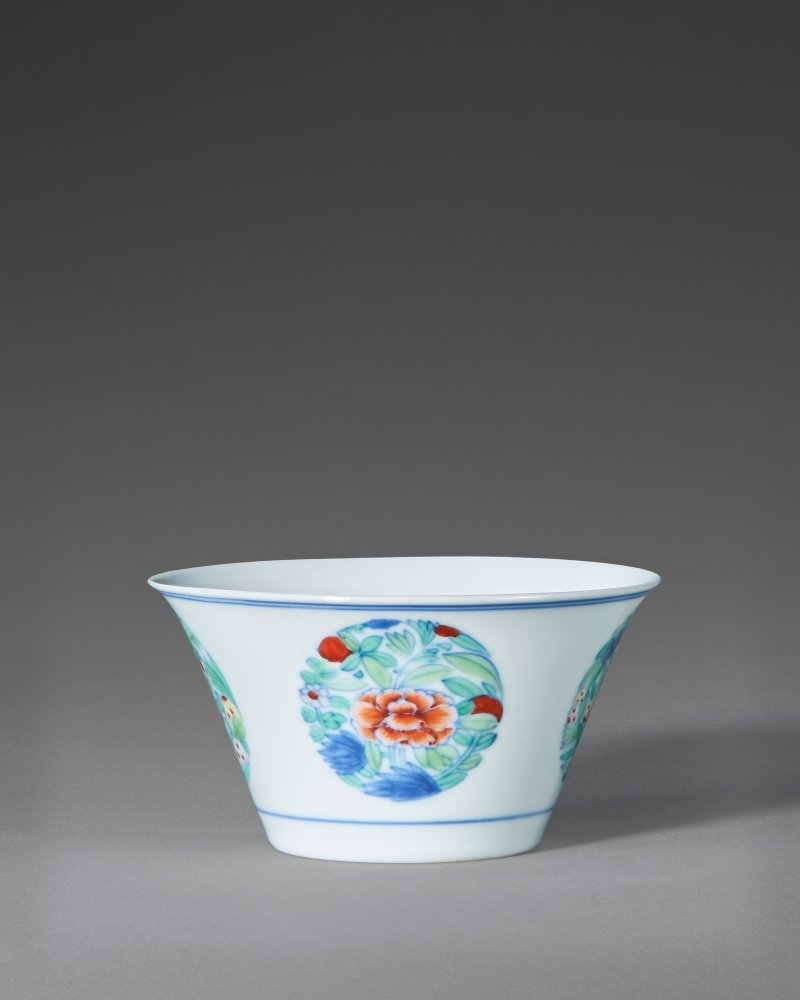 清康熙/雍正 鬥彩團花紋馬蹄盃  KANGXI-YONGZHENG PERIOD (1662-1735) - 图3