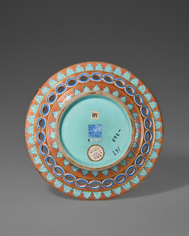 清乾隆 粉彩鏤空五毒紋盤 六字篆書款  QIANLONG SEAL MARK IN UNDERGLAZE BLUE AND OF THE PERIOD (1736-1795) - 图2