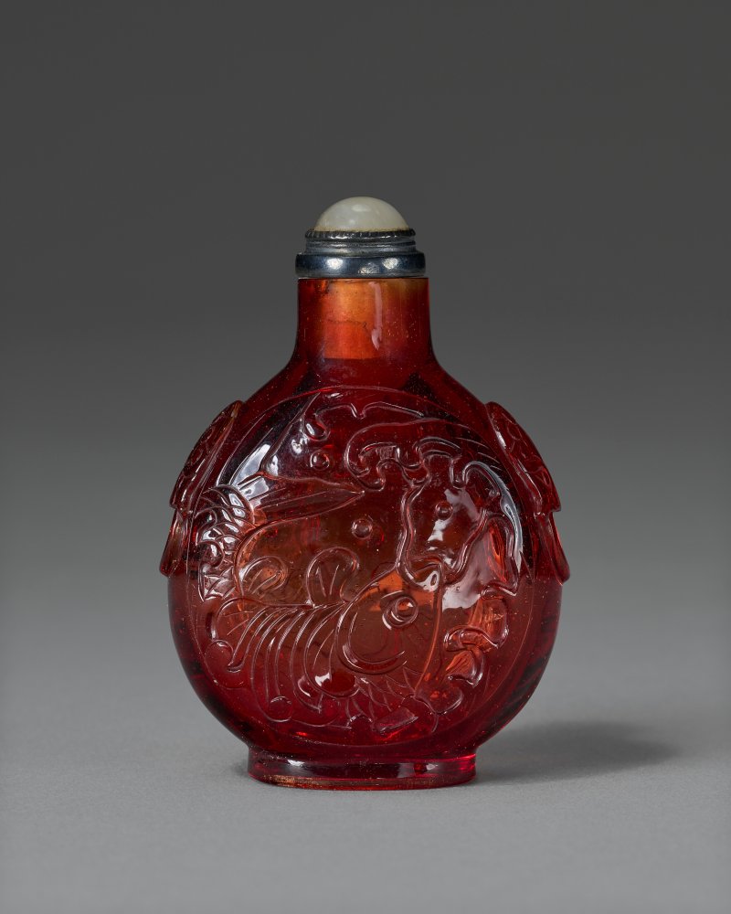 1730-1780年 或為御製 紅玻璃雕鯉躍龍門鼻煙壺  POSSIBLY IMPERIAL, POSSIBLY PALACE WORKSHOPS, BEIJING, 1730-1780 - 图1