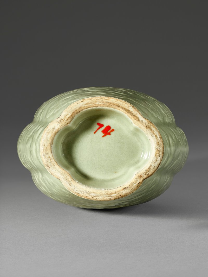 清乾隆 青釉刻花模印福壽紋瓜棱瓶 六字篆書印款  QIANLONG IMPRESSED SEAL MARK AND OF THE PERIOD (1736-1795) - 图4