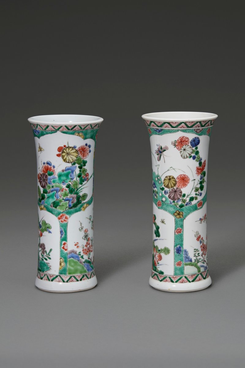 清康熙 五彩花卉紋花觚一對  KANGXI PERIOD (1662-1722)